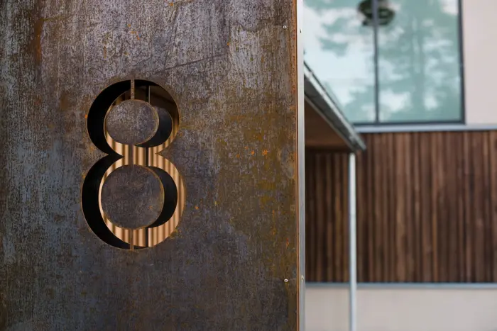 TMV8 -DETALJ SKILTING-UTSKJÆRT TALL I CORTEN
