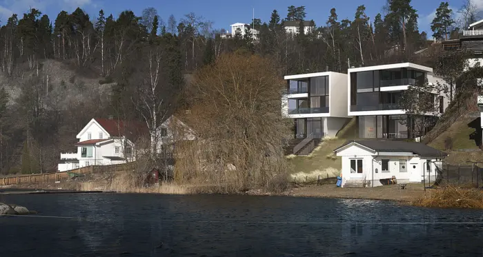 BJV28 — boligene sett fra sjøen mellom nabohusene i åssiden. Illustrasjon