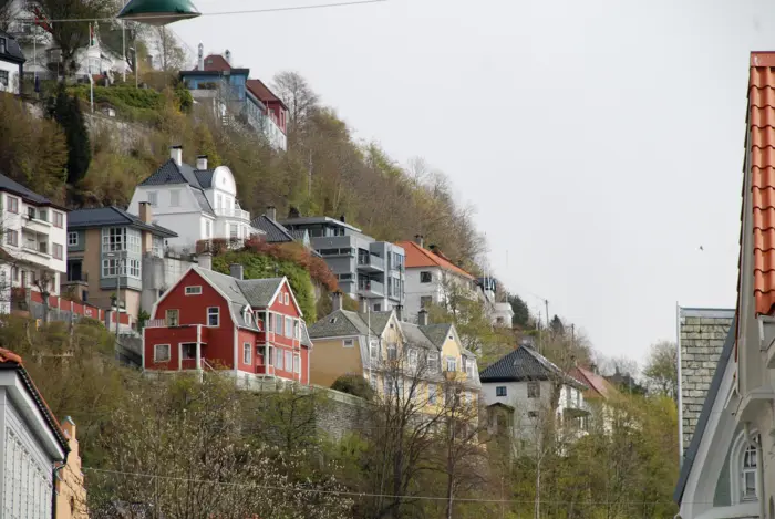 BRA14 — boligen innfelt i den bratte åssiden mellom eldre trehus i Bergen