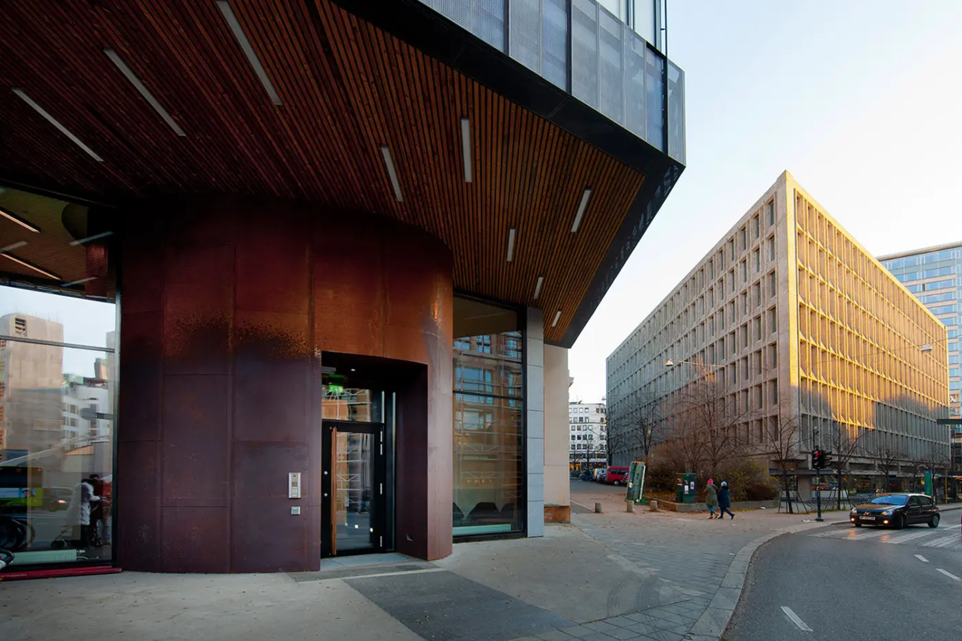 PILESTREDET-inngangsparti i corten
