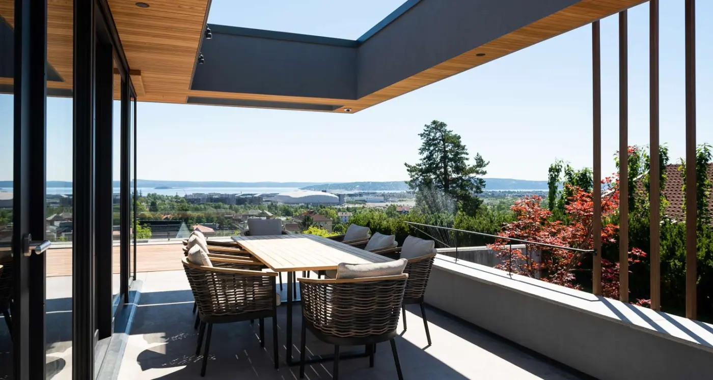 ÅSV28 — overbygd terrasse med spisegruppe og utsikt over fjorden