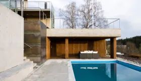 TMV8 — utendørs basseng med betongterrasse, overbygd uteplass i tre og vegg i rustfarget stål