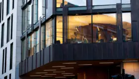 PILESTREDET-utkraget arbeidsplass