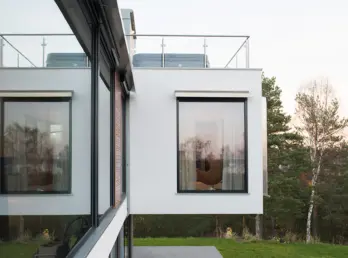 KAL15 — hvitpusset bolig med utkragede volumer og takterrasse, i bjørkeskog